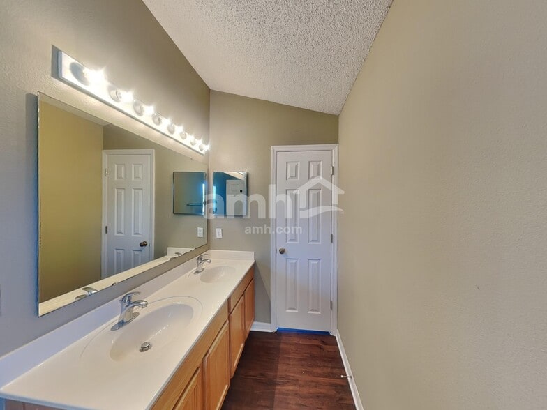 Building Photo - 244 Verzon Ct