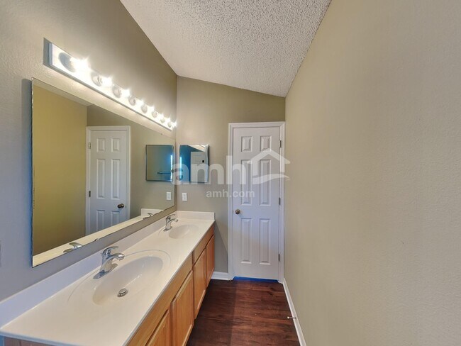 Building Photo - 244 Verzon Ct