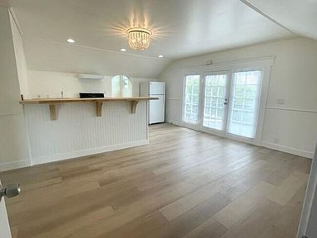 Building Photo - Upstairs 2 Bedroom Apartment with Extra St...