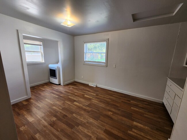 Building Photo - ~Applications Pending~ Charming Old-School...