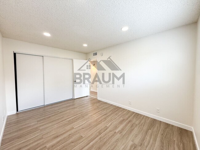 Building Photo - 14801 Delano St