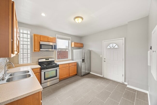 Building Photo - 6649 S Rhodes Ave