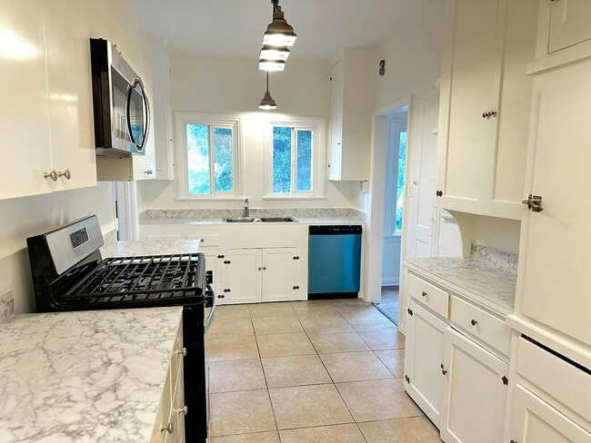 Building Photo - 1456 S Fairfax Ave