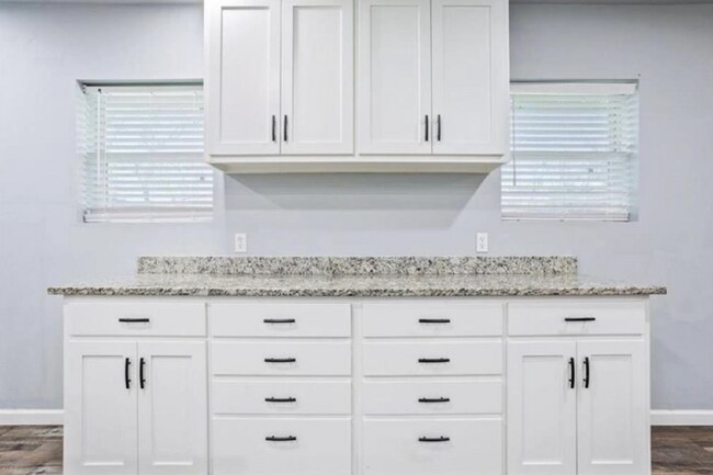 Building Photo - 117 Emma St