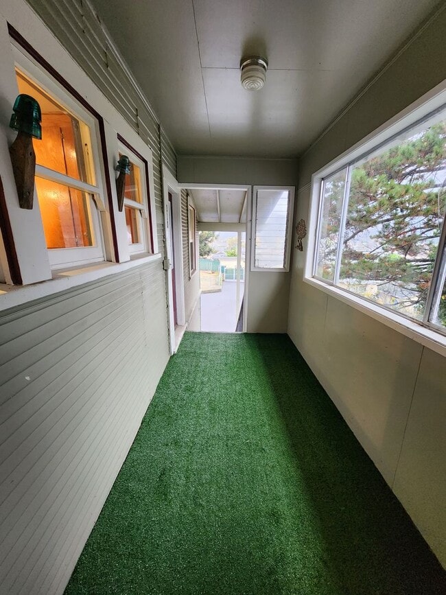Building Photo - Single Family Home in Rio Dell!