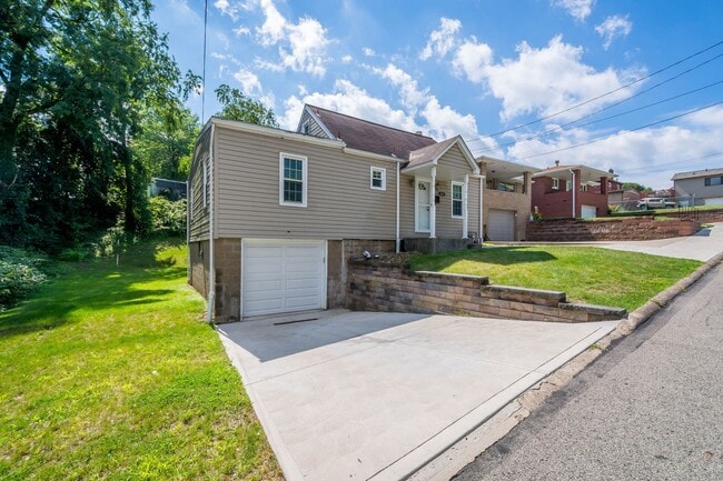 Building Photo - Gorgeous 2 bedroom home in Clairton availa...