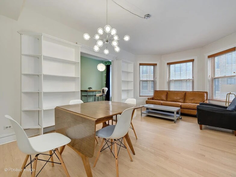 Living Room - 6259 N Sheridan Rd