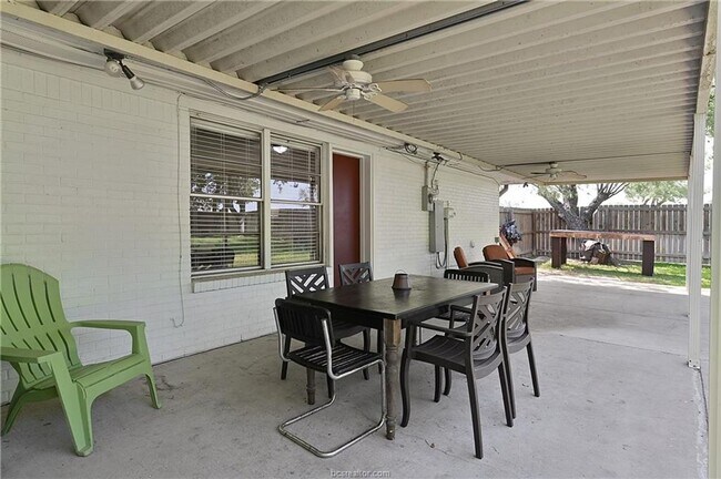 Building Photo - AUGUST PRE-LEASE!! 4 bed, 3 bath house on HUGE lot walking distance to Texas A&M!