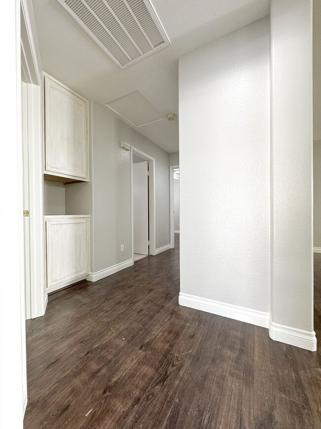 Building Photo - Step into this charming 3-bedroom, 2-bathroom residence in Henderson