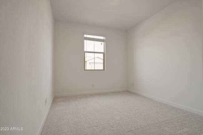 Building Photo - 16845 W Evergreen Rd