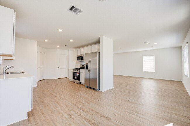 Building Photo - 17827 Pemswood Dr