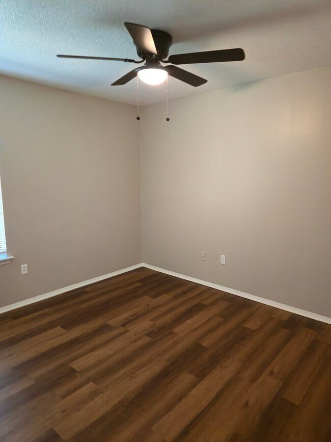 Building Photo - Spacious 3BD/1B Family home