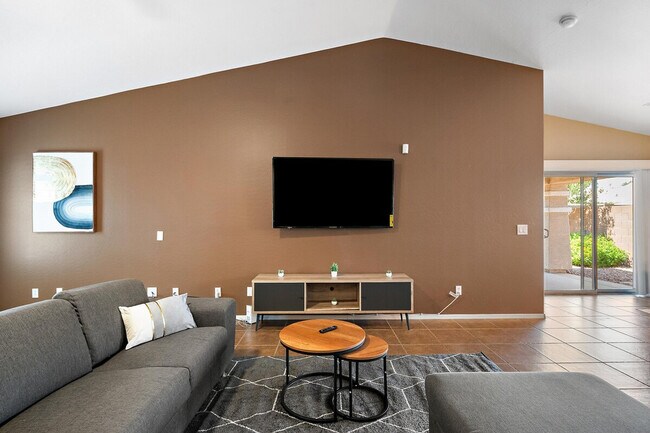 Building Photo - 2949 E Crescent Way