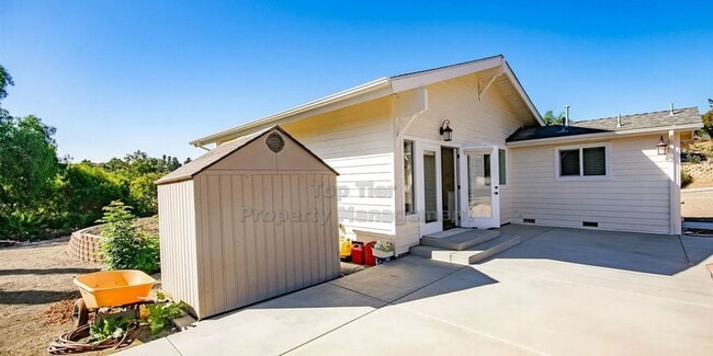 Building Photo - Charming Single Family Home in Vista! 3 be...