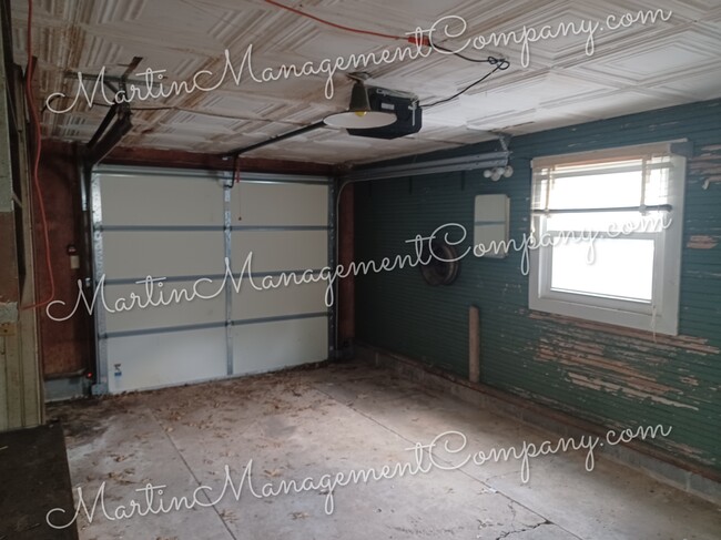 Building Photo - 1618 S Sneed Ave