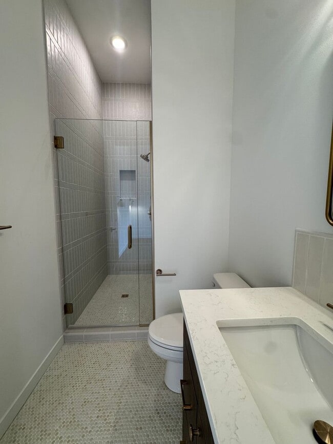 Building Photo - L0652