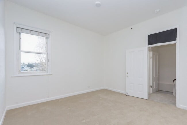 Building Photo - 3 Bed / 2 Bath pet friendly large and sunny unit on 24th St in Noe Valley. YouTube tour!