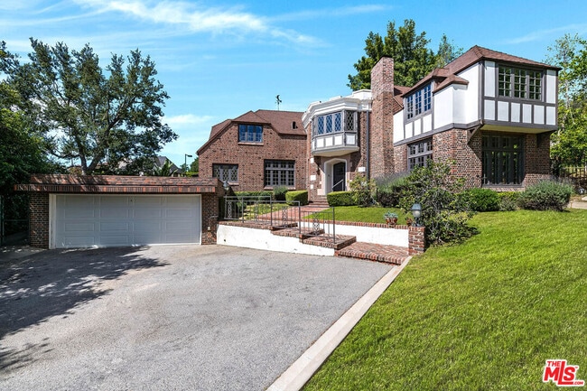 Building Photo - 2441 Glendower Ave