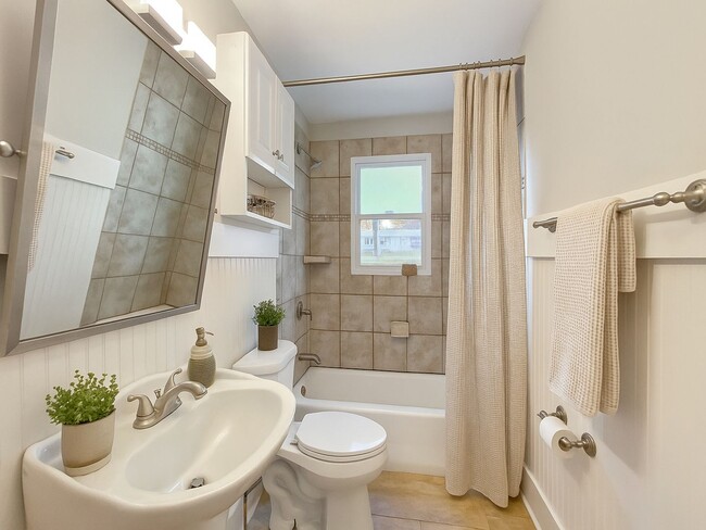 Building Photo - Stunning 4-Bed, 2.5-Bath Corner Lot Home with Modern Upgrades & Detached Garage – Move-In Ready!