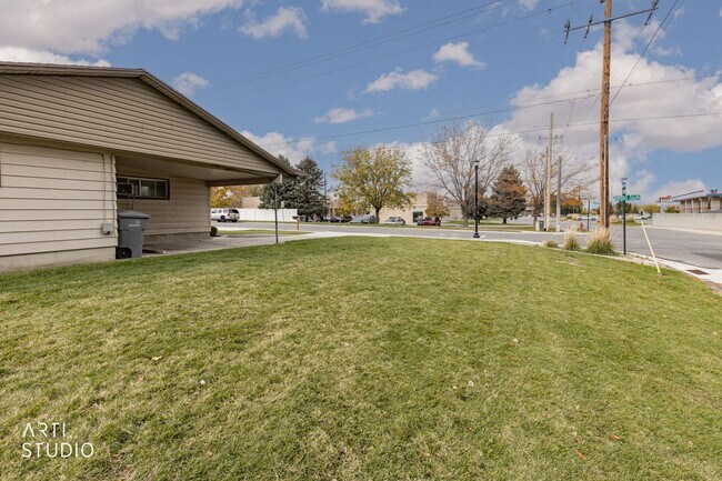 Building Photo - 2 Bedroom, 1 Bathroom South Jordan Duplex