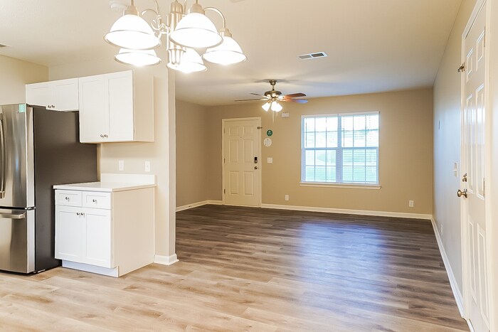 Building Photo - 1320 Lyndsey Ridge Dr