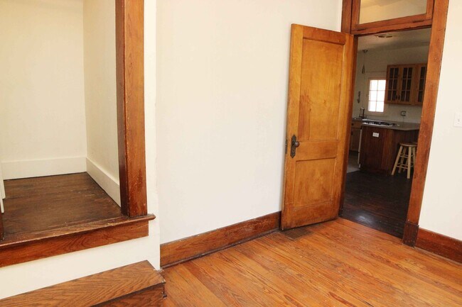 Building Photo - 637 Mathews St