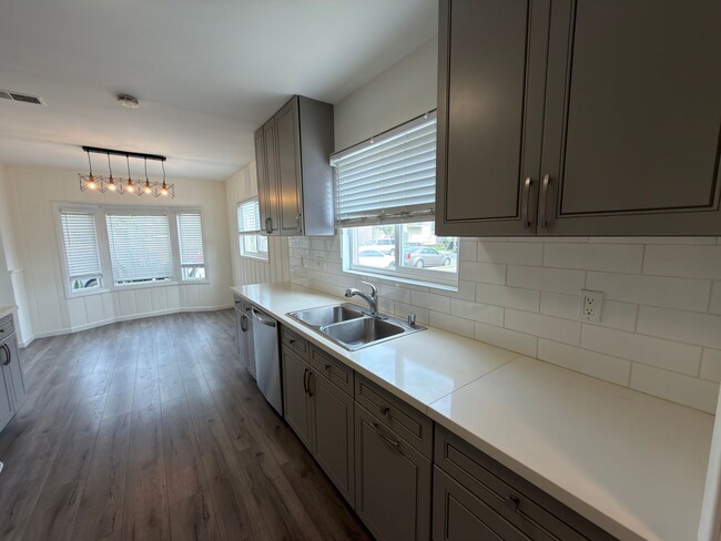 Building Photo - 1110 Mira Mar Ave