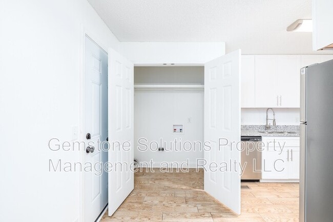 Building Photo - 344 Kingview Dr