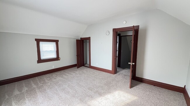 Building Photo - Beautiful Muncie Property!