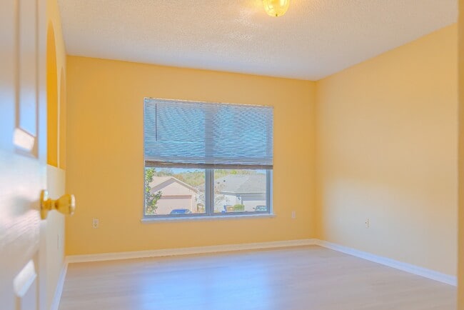 Building Photo - Spacious 4-Bed Groveland Home with Attached Garage, Central Air, and Private Patio