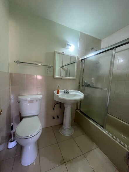 Primary Photo - 40-29 191st St