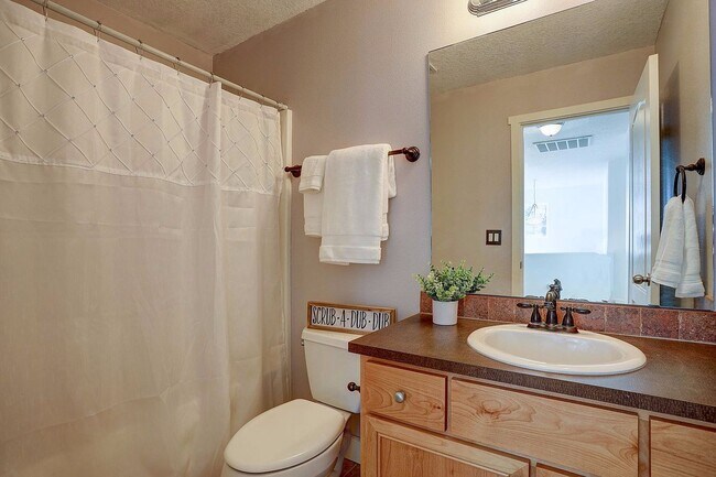 Building Photo - Great SW Bend Home Minutes from the Old Mill!