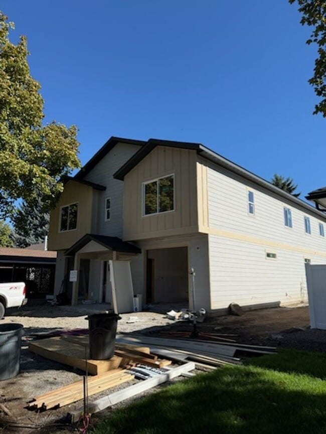 Building Photo - Duplex in CDA!