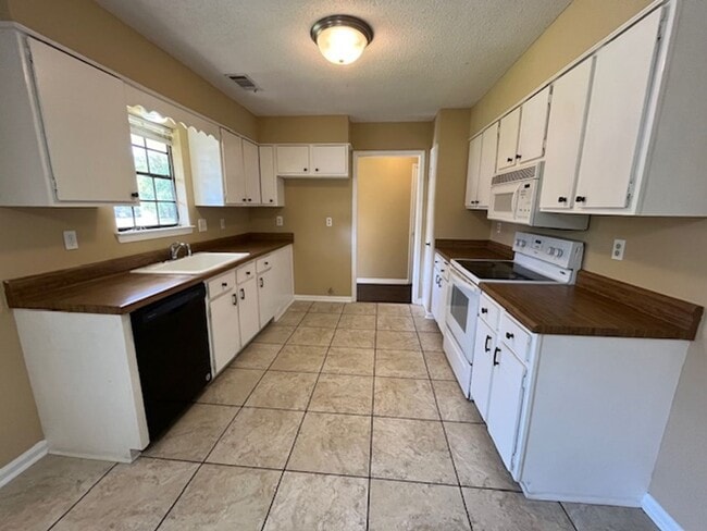 Building Photo - Renovated 3 Bedroom 2 Bath Home for Rent!