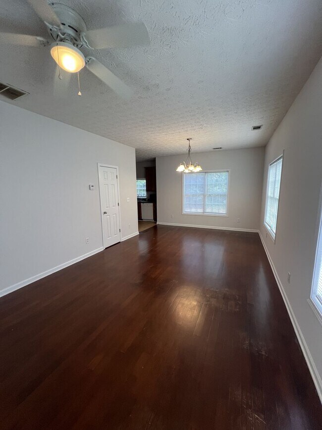 Building Photo - 390 Hawthorne Ext