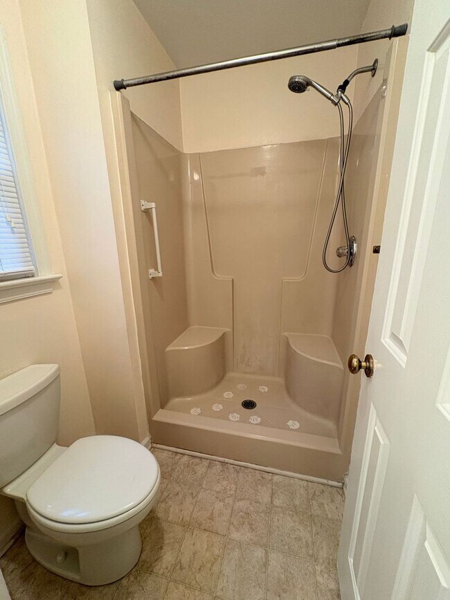 Building Photo - 3 BED / 2 BATH SINGLE FAMILY