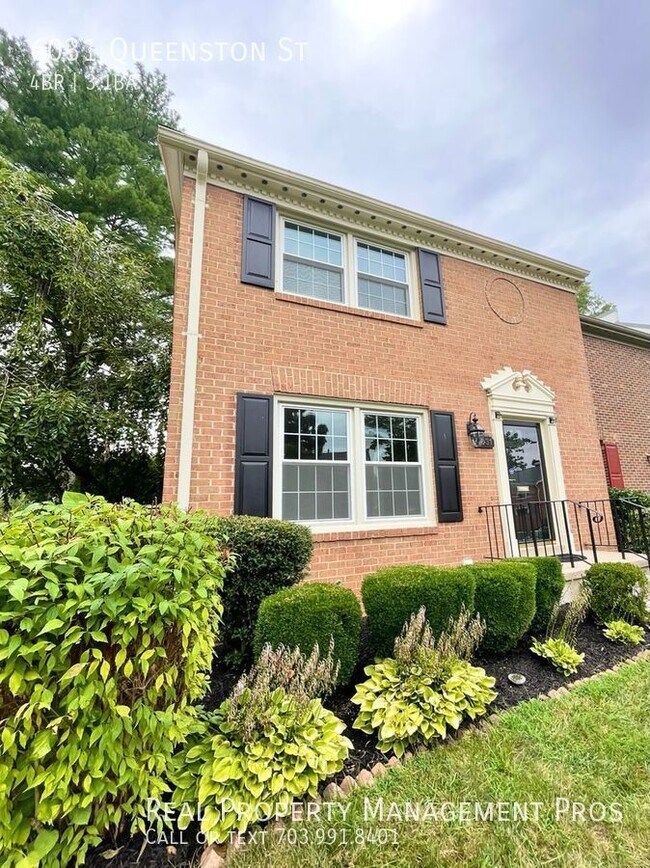 Massive end unit home 4 bedroom 3.5 bath... 6031 Queenston St West