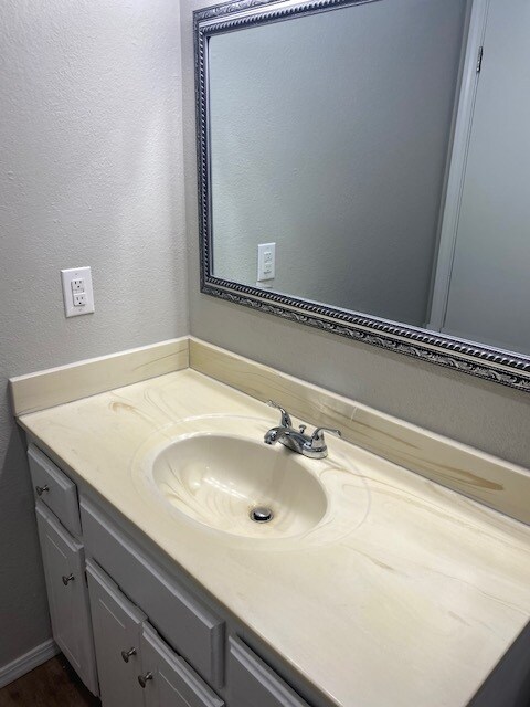 Building Photo - 10047 S Fairview Dr