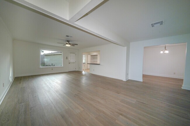 Building Photo - 5471 Loch Lomond Dr