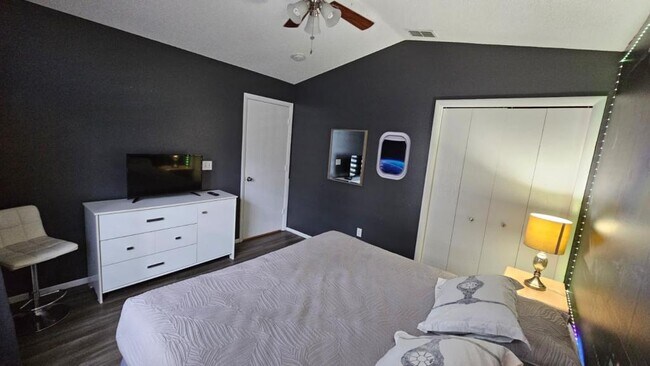 Building Photo - 510 Castlemain Cir