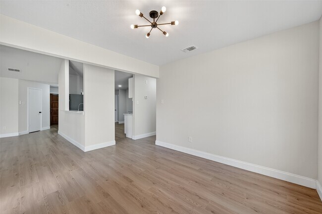 Building Photo - 5530 Oak Falls Dr