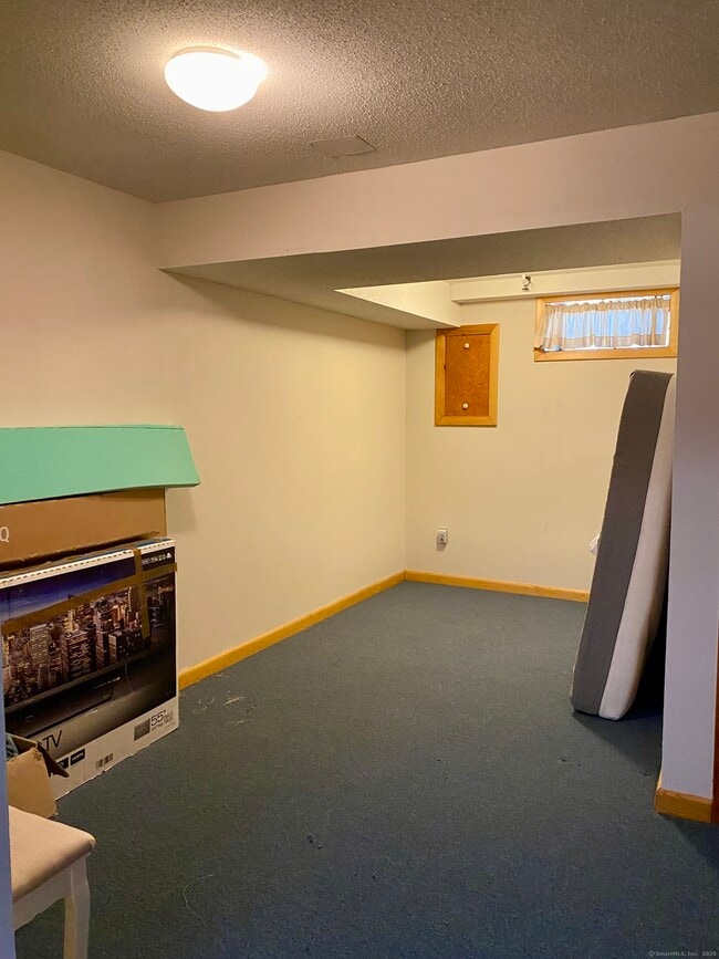 Building Photo - 10 Wiggins Farm Dr