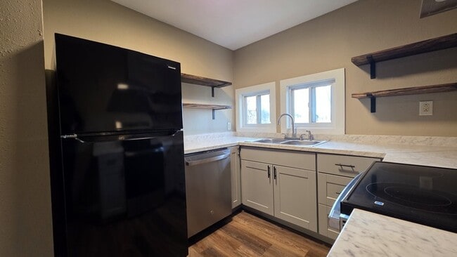 Building Photo - Totally Renovated, Private Cottage Now For Rent