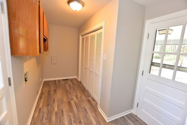 Building Photo - 708 Cedarbrook Dr