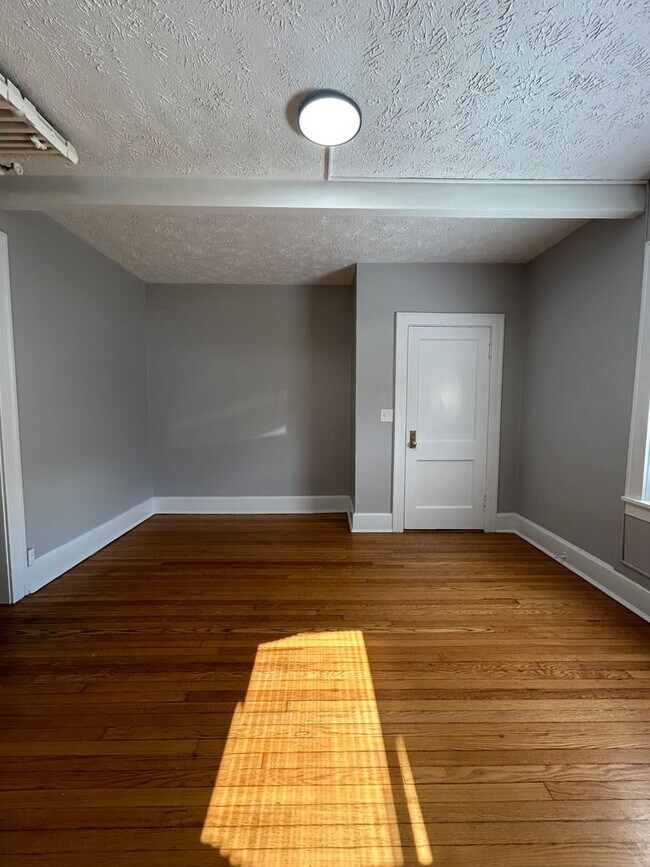 Building Photo - City Central Charmer with Private Entry