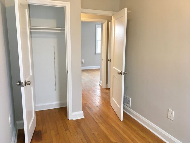 Building Photo - Fantastic 3 Bedroom EOG Townhome with Parking Pad in Parkville!