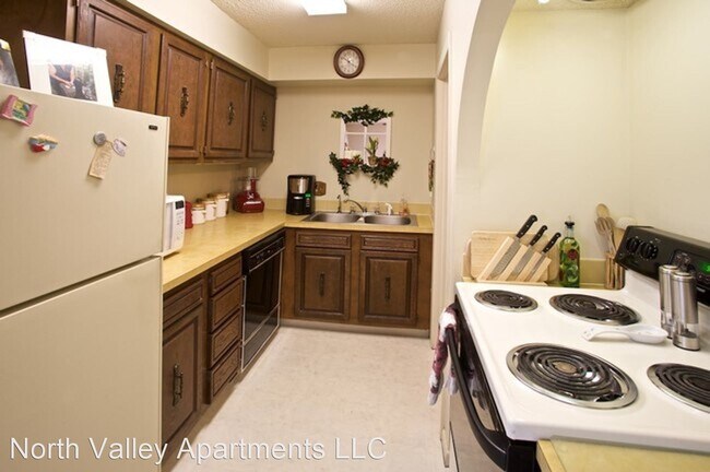 Building Photo - 1015-1070 Meadow Ln