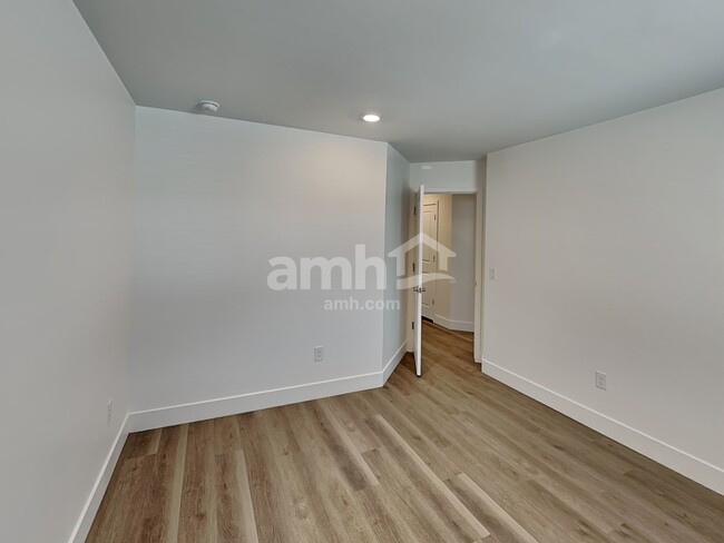 Building Photo - 9668 Harkes Dr