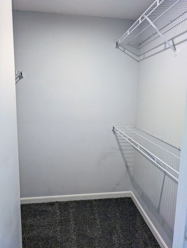 Building Photo - AVAILABLE NOW- Convenient 2 Bed/2 Full Bath Condo in Beavercreek!