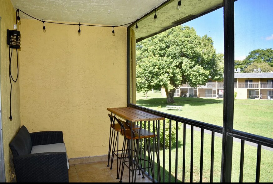 Building Photo - 1627 Meadows Cir W